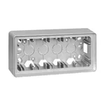 Potrójna puszka natynkowa Simon 82 w kolorze aluminium, przeznaczona do montażu osprzętu.