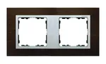 Ramka podwójna Simon 82 Nature w kolorze wenge z elementami aluminiowymi, na białym tle.