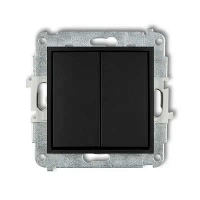Łącznik podwójny świecznikowy Karlik MINI 12MWP-2 w kolorze czarny mat, z metalowym mechanizmem mocującym.
