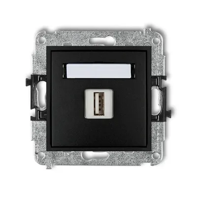 Ładowarka pojedyncza USB typu A 2A Karlik MINI 12MCUSB-3 w kolorze czarny mat, z widocznym portem USB i miejscem na opis.