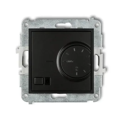 Regulator temperatury Karlik MINI 12MRT-2 w kolorze czarny mat, z pokrętłem i czujnikiem powietrznym, na metalowym stelażu.