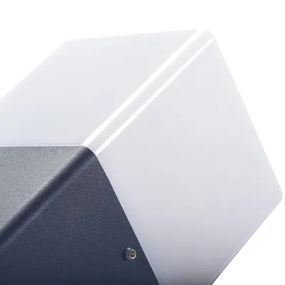 Oprawa ogrodowa VADRA 16L-UP E27 IP-44 Kanlux - zbliżenie na nowoczesny, sześcienny kształt z czarną, matową obudową i mleczną szybą.