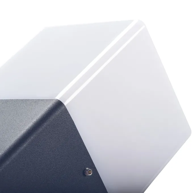 Oprawa ogrodowa VADRA 16L-UP E27 IP-44 Kanlux - zbliżenie na nowoczesny, sześcienny kształt z czarną, matową obudową i mleczną szybą.