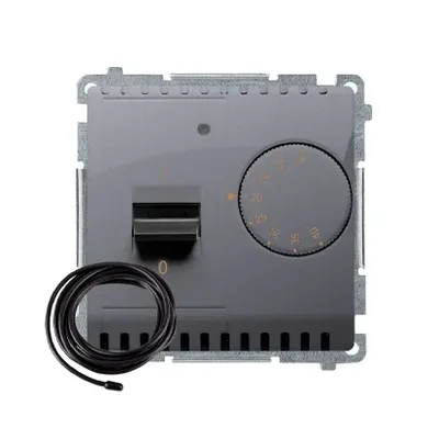 Regulator temperatury z czujnikiem zewnętrznym Simon Basic BMRT10ZS.02/43 w kolorze srebrny mat. Posiada pokrętło regulacji i przełącznik.
