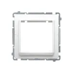Biały adapter (przejściówka) Simon Basic do osprzętu 45x45 mm, widok z przodu na jednolitym tle.