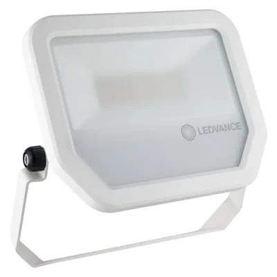 Biały naświetlacz LED Floodlight 30W marki Ledvance z zimną barwą światła 6500K, strumieniem świetlnym 3600lm i klasą szczelności IP65.