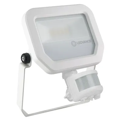 Biały naświetlacz LED Ledvance 10W z czujnikiem ruchu, ciepłą barwą światła 3000K i strumieniem 1100lm, odporny na warunki atmosferyczne IP65.