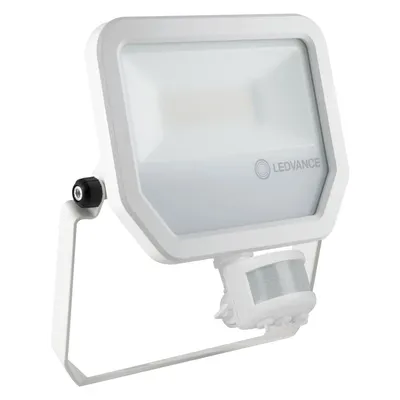 Biały naświetlacz LED Ledvance 50W z czujnikiem ruchu, barwa ciepła 3000K, strumień świetlny 5500lm, klasa szczelności IP65.