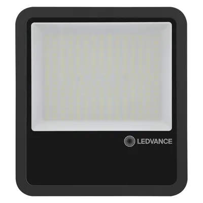 Czarny naświetlacz LED Floodlight 165W marki Ledvance z ciepłą barwą światła 3000K i strumieniem świetlnym 18150lm, klasa szczelności IP65.