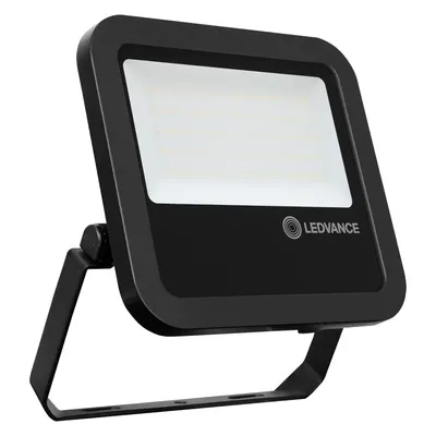 Czarny naświetlacz LED Floodlight 65W marki Ledvance o barwie ciepłej 3000K i strumieniu świetlnym 7150lm, z klasą szczelności IP65.