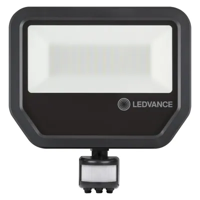 Czarny naświetlacz LED Ledvance 50W z czujnikiem ruchu, barwa ciepła 3000K, strumień świetlny 5500lm, klasa szczelności IP65.
