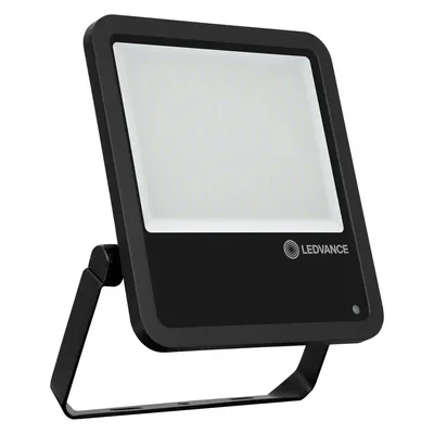 Czarny naświetlacz LED Ledvance Floodlight 165W o neutralnej barwie światła 4000K, strumieniu 20000lm i klasie szczelności IP65.