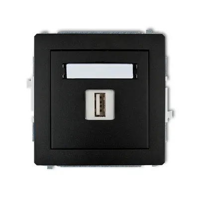 Ładowarka pojedyncza USB typu A 2A Karlik DECO w kolorze czarny mat, z jednym portem USB i chromowaną ramką.