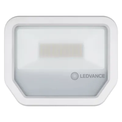 Naświetlacz LED Floodlight 50W Ledvance o barwie ciepłej 3000K, strumieniu świetlnym 5500lm, klasie szczelności IP65, w białej obudowie.