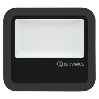 Naświetlacz LED Floodlight 65W marki Ledvance w kolorze czarnym, o zimnej barwie światła 6500K i strumieniu świetlnym 8000lm.