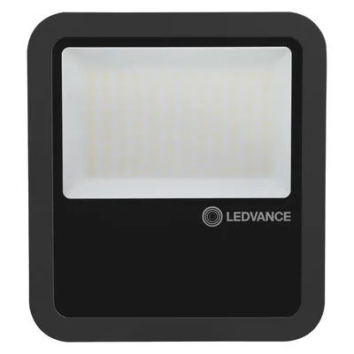 Naświetlacz LED Floodlight 80W Ledvance o barwie ciepłej 3000K, strumieniu świetlnym 8800lm, klasie szczelności IP65, w czarnej obudowie.
