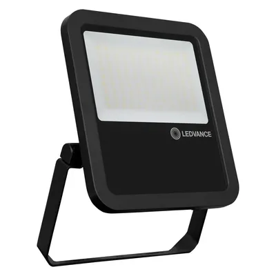 Naświetlacz LED Floodlight 80W Ledvance o barwie ciepłej białej 3000K, strumieniu świetlnym 8800lm, klasie szczelności IP65, w kolorze czarnym.