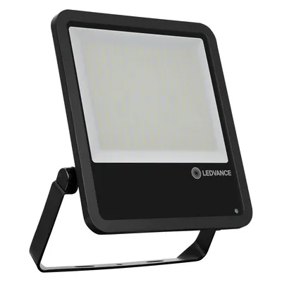Naświetlacz LED Ledvance 200W o neutralnej barwie światła 4000K, strumieniu 25000lm, klasie szczelności IP65, w kolorze czarnym.