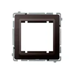 Czekoladowy adapter (przejściówka) Simon Basic BMA45M/47 do osprzętu 45x45 mm, prezentowany na białym tle.