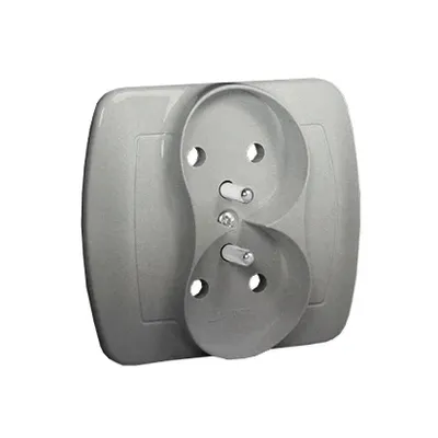 Gniazdo podwójne z uziemieniem Simon Akord AGZ2/26 w kolorze aluminium metalizowanym, kompletne, na białym tle.