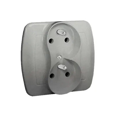 Gniazdo podwójne z uziemieniem Simon Akord AGZ2cz/26 w kolorze aluminium metalizowanym, z funkcją niezamienności faz.