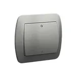 Łącznik dwubiegunowy 10AX Simon Akord AW2/26 w kolorze aluminium metalizowanym, z klawiszem i dyskretną diodą sygnalizacyjną.