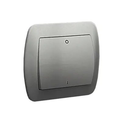Łącznik dwubiegunowy 10AX Simon Akord AW2/26 w kolorze aluminium metalizowanym, z klawiszem i dyskretną diodą sygnalizacyjną.