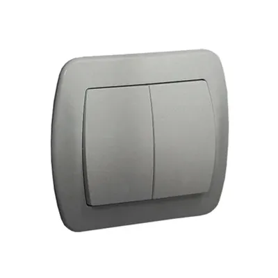 Łącznik podwójny świecznikowy 10AX Simon Akord w kolorze aluminium metalizowanym, z dwoma klawiszami.