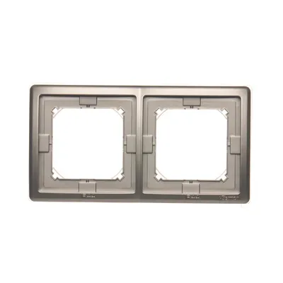 Podwójna ramka Simon Basic Standard IP-44 w kolorze satynowym, z miejscem na dwa moduły, z zestawem uszczelek.