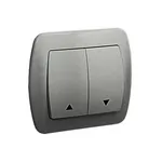 Przycisk żaluzjowy Simon Akord AZ1/26 w kolorze aluminium metalizowanym, z dwoma klawiszami i symbolami strzałek.
