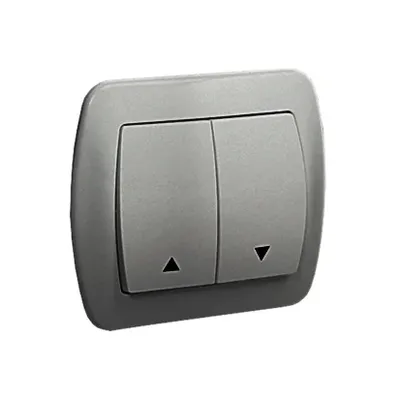 Przycisk żaluzjowy Simon Akord AZ1/26 w kolorze aluminium metalizowanym, z dwoma klawiszami i symbolami strzałek.