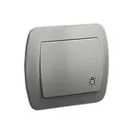 Przycisk zwierny "światło" 10AX Simon Akord AS1/26 w kolorze aluminium metalizowanym, z symbolem żarówki.