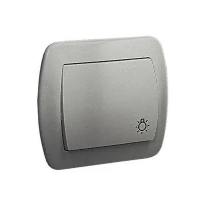 Przycisk zwierny "światło" 10AX Simon Akord AS1/26 w kolorze aluminium metalizowanym, z symbolem żarówki.