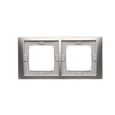 Ramka podwójna Simon Basic NEOS IP-44 w kolorze srebrny mat z zestawem uszczelek, idealna do montażu podwójnych gniazd.