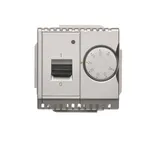 Srebrny matowy regulator temperatury z czujnikiem wewnętrznym Simon Basic BMRT10W.02/43, z pokrętłem do ustawiania temperatury i przełącznikiem.