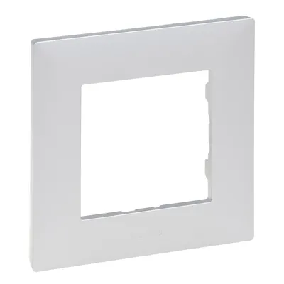 Ramka pojedyncza aluminiowa Legrand Niloe Step w kolorze białym, idealna do montażu gniazdek i włączników.