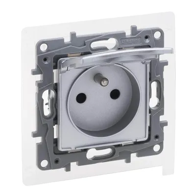 Gniazdo bryzgoszczelne IP44 z przesłonami Legrand Niloe Selection, aluminium, z zaciskami śrubowymi.