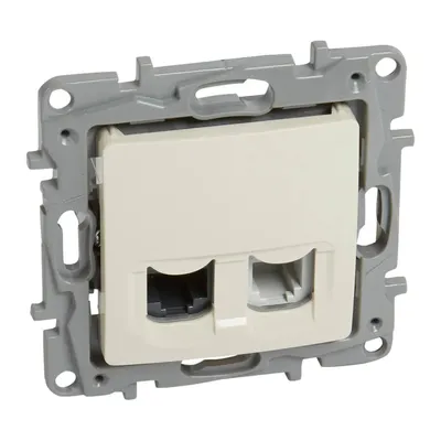 Kremowe gniazdo komputerowo-telefoniczne RJ12+RJ45 kat.5e UTP Legrand Niloe z szarym mechanizmem montażowym.