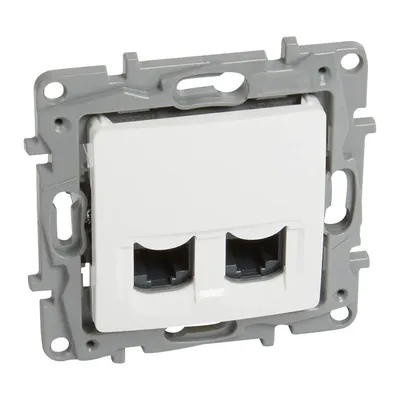 Podwójne gniazdo komputerowe RJ45 Legrand Niloe Selection, kat. 6, ekranowane STP, białe, z szarym mechanizmem montażowym.