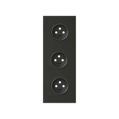 Panel potrójny 3 gniazda pojedyncze Czarny mat Simon 100 - 10020315-238. Elegancki, matowy czarny panel z trzema gniazdami elektrycznymi umieszczonymi pionowo.