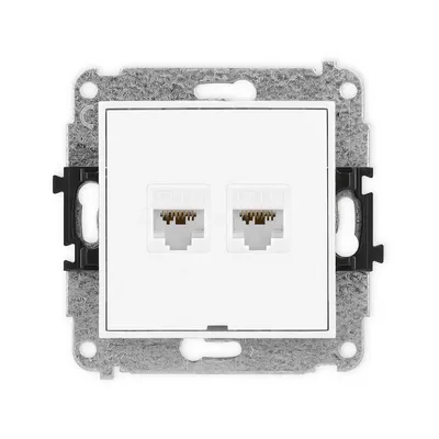 Podwójne gniazdo komputerowe RJ45 Karlik MINI, kategoria 6a, białe, połyskujące, z metalowym stelażem.