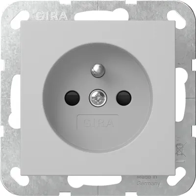 Gniazdo pojedyncze z uziemieniem i przesłonami Gira System 55, kolor szary mat, z logo producenta Gira.