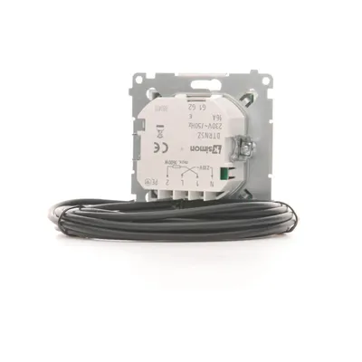 Regulator temperatury z wyświetlaczem Simon 54 DTRNSZ.01/43 z czujnikiem zewnętrznym, widok z tyłu z podłączonym kablem.