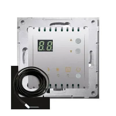 Srebrny matowy regulator temperatury z wyświetlaczem LED i zewnętrznym czujnikiem, model DTRNSZ.01/43 marki Kontakt-Simon.