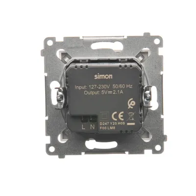 Tył ładowarki podwójnej USB Simon 54 z oznaczeniami napięcia wejściowego 127-230V 50/60 Hz i wyjściowego 5V 2.1A.