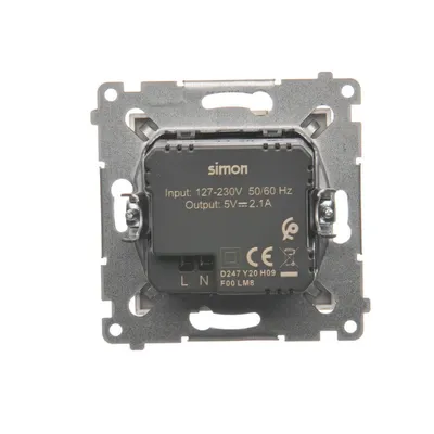 Tył ładowarki podwójnej USB typu A+A Simon 54, widoczne oznaczenia wejścia 127-230V 50/60 Hz i wyjścia 5V 2.1A.
