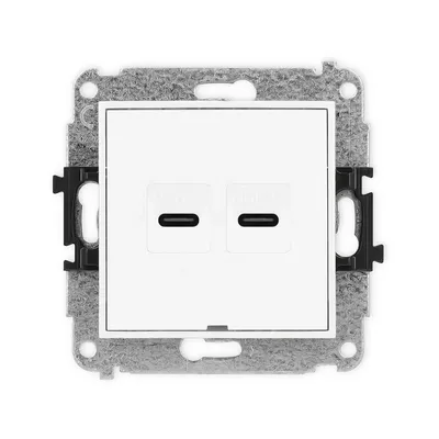 Gniazdo podwójne 2xUSB-C Karlik MINI w kolorze białym matowym z metalowym stelażem.