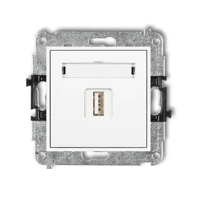 Pojedyncza ładowarka USB typu A 1A Karlik MINI w kolorze białym matowym, z metalowym stelażem montażowym.