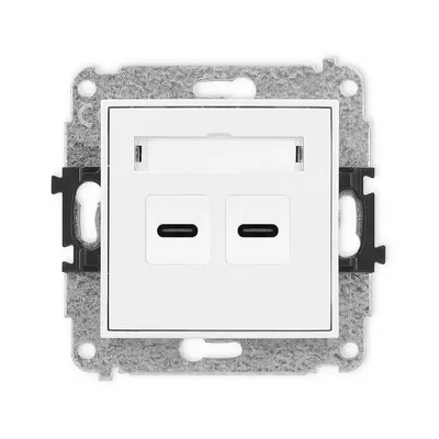 Podwójna ładowarka USB typu C Karlik ICON ICUSB-7 w białej, błyszczącej ramce z metalowym mocowaniem.