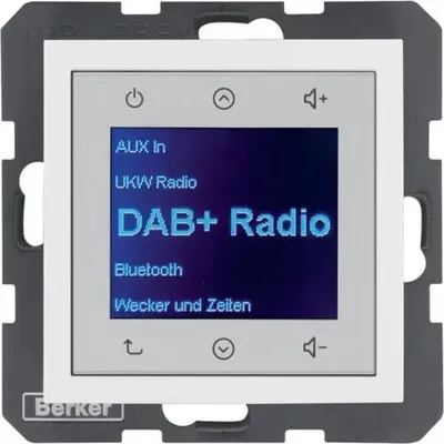 Radio Touch DAB+ z Bluetooth w białej ramce Berker B.Kwadrat, z ekranem wyświetlającym opcje: AUX In, UKW Radio, DAB+ Radio, Bluetooth, Wecker und Zeiten.
